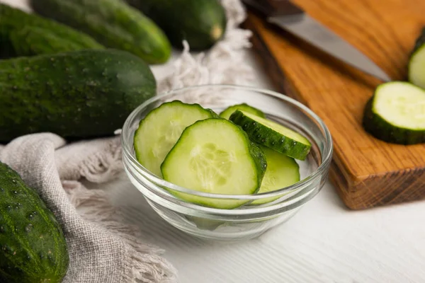 Pepinos Orgânicos Frescos Uma Mesa Madeira Branca Fatias Pepino Ingrediente — Fotografia de Stock