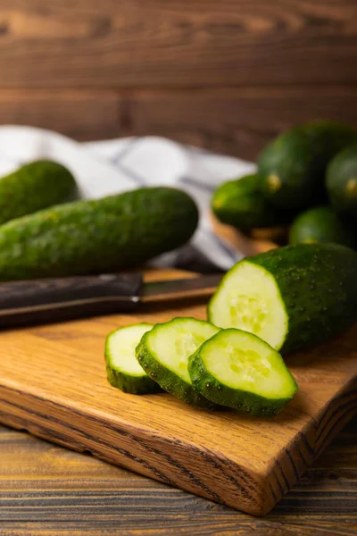 Pepinos Orgânicos Frescos Uma Mesa Madeira Marrom Fatias Pepino Ingrediente — Fotografia de Stock