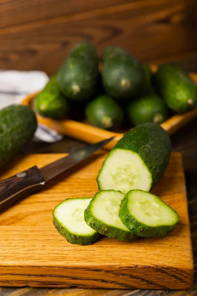 Pepinos Orgânicos Frescos Uma Mesa Madeira Marrom Fatias Pepino Ingrediente — Fotografia de Stock