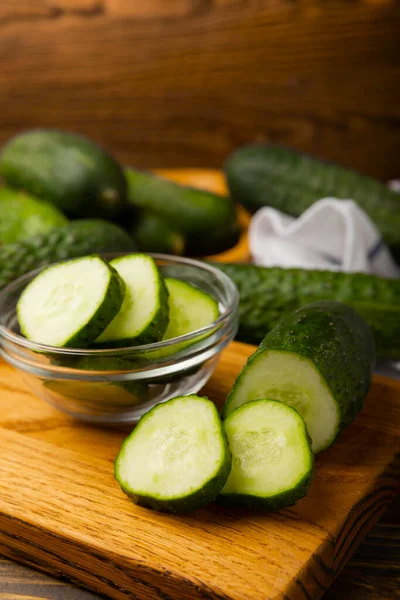 Pepinos Orgânicos Frescos Uma Mesa Madeira Marrom Fatias Pepino Ingrediente — Fotografia de Stock