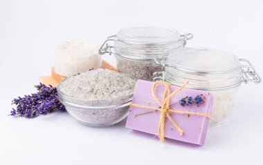 Lavanta kaplıcası, deniz tuzu, lavanta çiçekleri, vücut fırçası ve beyaz arka planda izole edilmiş el yapımı sabun. Lavanta çiçekli doğal bitkisel kozmetik. Rahat kavram. Güzellik tedavileri..