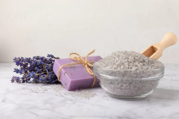 Lavendelspa Meersalz Lavendelblüten Und Handgemachte Seifen Natürliche Kräuterkosmetik Mit Lavendelblüten — Stockfoto