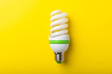 LED lamba enerji verimliliği kavramı. Sarı arka plan bileşimi. Ekonomik ve çevre dostu ampul kavramını kullanın. Eko. Düz katman. Boşluğu kopyala. MOCKUP