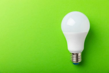 LED lamba enerji verimliliği kavramı. Yeşil arka plandaki kompozisyon ekonomik ve çevre dostu ampul kavramını kullan. Düz katman. Boşluğu kopyala. MOCKUP