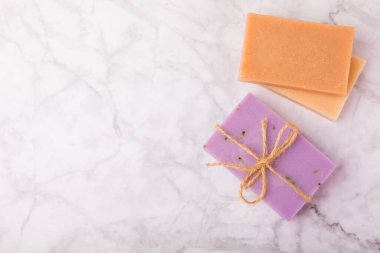 El yapımı sabun. Lavanta kaplıcası. Lavanta çiçekleri ve el yapımı sabun. Lavanta çiçekli doğal bitkisel kozmetikler mermer arka planda. Anlaşıldı. Fletley.