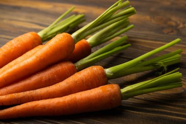 Kahverengi desenli taze havuçlar. Salata. Vejetaryen organik sebzeler. Sağlıklı yiyecekler.