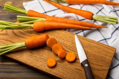 Kahverengi desenli taze havuçlar. Salata. Vejetaryen organik sebzeler. Sağlıklı yiyecekler.