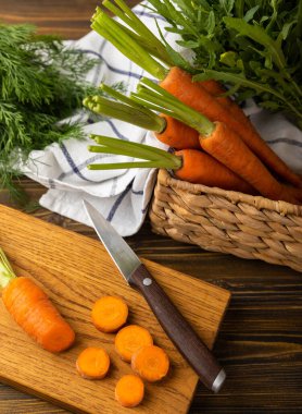 Kahverengi desenli taze havuçlar. Salata. Vejetaryen organik sebzeler. Sağlıklı yiyecekler.