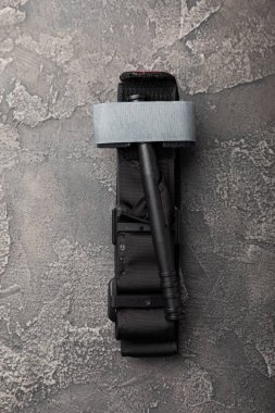 Siyah dokulu arka plandaki kanı durdurmak için tıbbi turnike. Kopyalanacak yer. düz döşek.