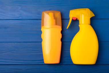 Mavi arka planda güneş kremi. Plastik şişe SPF güneş kremi. Güneş kremi seçimi. Seyahat plajı bezi, pankart. Yaz tatilleri ve cilt bakımı konsepti.