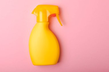 Pembe arka planda güneş kremi. Plastik şişe SPF güneş kremi. Güneş kremi seçimi. Seyahat plajı bezi, pankart. Yaz tatilleri ve cilt bakımı konsepti.
