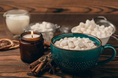 Kahverengi dokuma masasında kış içecekleri için marşmelovlar ve marşmelovlar. Kış içeceği. Marshmallow ve baharatlı sıcak çikolata..