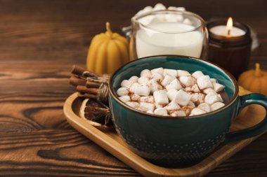 Kahverengi dokuma masasında kış içecekleri için marşmelovlar ve marşmelovlar. Kış içeceği. Marshmallow ve baharatlı sıcak çikolata..