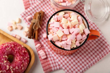 Doku arka planında kakao içmek. Küçük marşmelov ve baharatlı sıcak çikolata. Kış içeceği konsepti. Kopya için yer var. Metin için boşluk