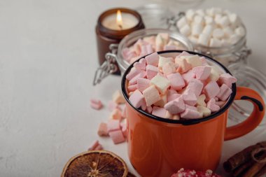 Doku arka planında kakao içmek. Küçük marşmelov ve baharatlı sıcak çikolata. Kış içeceği konsepti. Kopya için yer var. Metin için boşluk