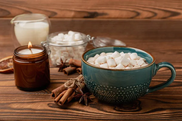 Kahverengi dokuma masasında kış içecekleri için marşmelovlar ve marşmelovlar. Kış içeceği. Marshmallow ve baharatlı sıcak çikolata..