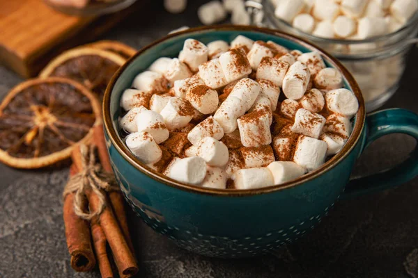 Kakaogetränk Auf Texturhintergrund Heiße Schokolade Mit Kleinen Marshmallows Und Gewürzen — Stockfoto