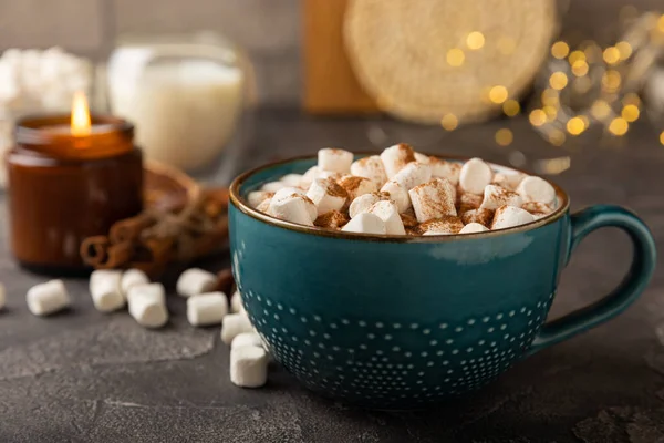 Kopp Med Velsmakende Kakaodrikk Marshmallows Blått Cup Krydder Marshmallows Til – stockfoto
