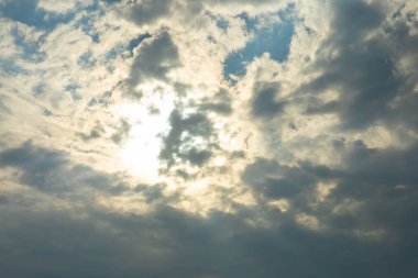 Mavi bulutlu gökyüzü. Gökyüzü arkaplan gradyanı, parlak ve ferahlatıcı gökyüzü ile görüntünüzün tadını çıkarın.