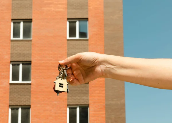 Woman Holds Keys New Quart House Keys Open Close Door — Foto de Stock