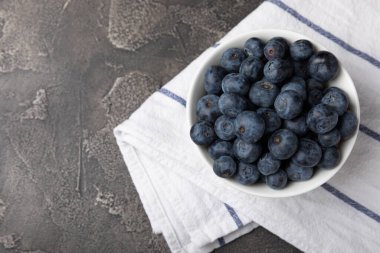 Siyah desenli arka planda seramik bir kasede yaban mersini. Olgun ve taze yaban mersini. Vitaminler. Sağlıklı yiyecekler. Sulu böğürtlen. Boşluğu kopyala. Mesaj için yer