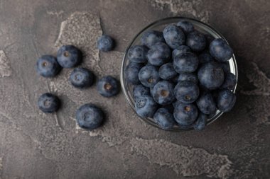 Siyah desenli arka planda seramik bir kasede yaban mersini. Olgun ve taze yaban mersini. Vitaminler. Sağlıklı yiyecekler. Sulu böğürtlen. Boşluğu kopyala. Mesaj için yer