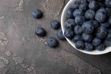 Siyah desenli arka planda seramik bir kasede yaban mersini. Olgun ve taze yaban mersini. Vitaminler. Sağlıklı yiyecekler. Sulu böğürtlen. Boşluğu kopyala. Mesaj için yer