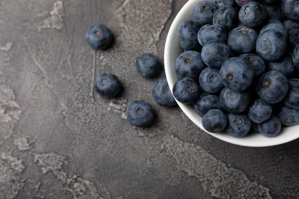 Siyah desenli arka planda seramik bir kasede yaban mersini. Olgun ve taze yaban mersini. Vitaminler. Sağlıklı yiyecekler. Sulu böğürtlen. Boşluğu kopyala. Mesaj için yer