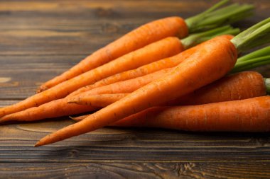 Kahverengi desenli taze havuçlar. Salata. Vejetaryen organik sebzeler. Sağlıklı yiyecekler.