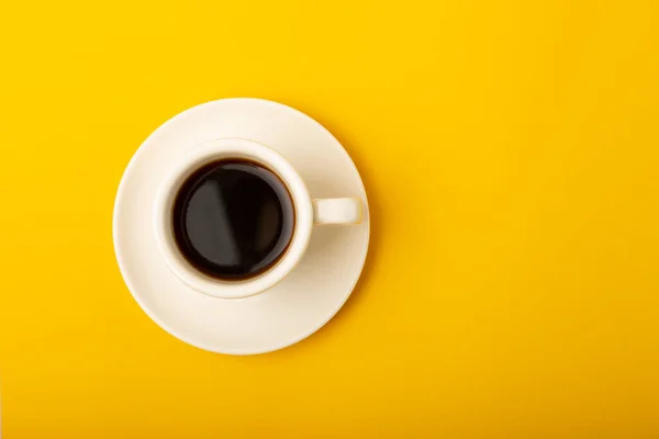 Aromatischer Kaffee Einer Tasse Auf Gelbem Hintergrund Espresso Morgengetränk Fröhliches — Stockfoto