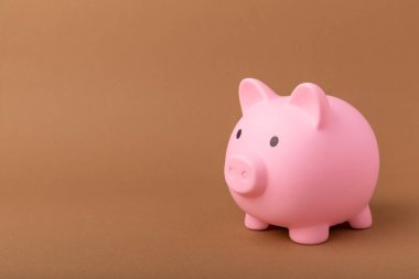 Kumbaranın kumbarası kahverengi desenli. Yakın plan. Kopya için yer var. Düz yatıyordu. Tasarruf ve birikim kavramı.