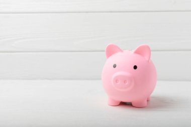 Beyaz dokudan yapılmış domuz kumbarası. Tasarruf ve bankacılık kavramı. Metin için yer, kopyalamak için yer.