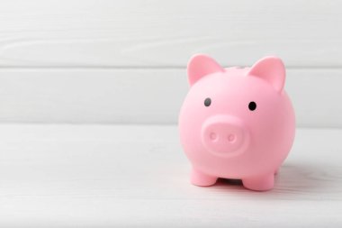 Beyaz dokudan yapılmış domuz kumbarası. Tasarruf ve bankacılık kavramı. Metin için yer, kopyalamak için yer.