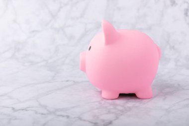 Domuz kumbarası. Domuz kumbarası. Beyaz mermerde. Para birikimi. Metin için yer, kopyalamak için yer.