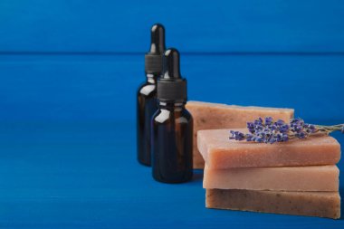 Lavanta spa ürünleri ve lavanta çiçekleri mavi dokuda. Spa konsepti. El yapımı sabun, temel yağ ve lavanta çiçekleri..