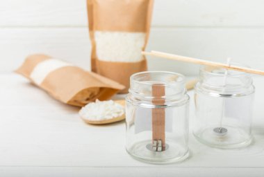 Ev yapımı mumlar. Wicks 'li cam kavanozlar, beyaz arka planda soya cilası ve güzel kokular. Hobi. Dekor elementi. mesaj için yer. Kopyalanacak yer.