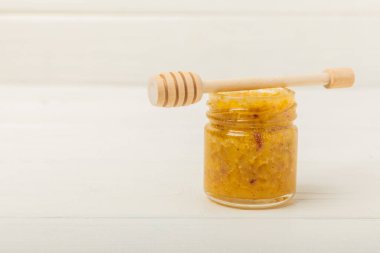 Bir kavanoz bal. Soğuk algınlığı ilacı. Sağlık ve güzellik için kullanışlı güçlendirilmiş arıcılık ürünü. Krem bal. metin için yer