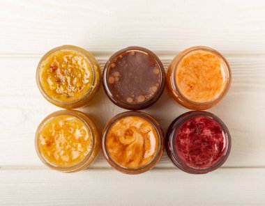 Bir kavanoz bal. Meyveli bal ve fındık. Sağlık ve güzellik için kullanışlı güçlendirilmiş arıcılık ürünü. Krem bal. Vejetaryen diyet organik ürün. metin için yer