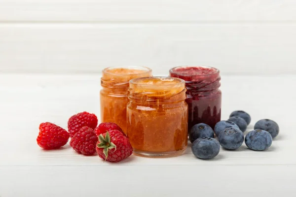 Barattolo Miele Miele Frutta Con Lamponi Mirtilli Prodotto Apicoltura Fortificato — Foto Stock