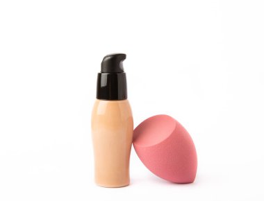 Temeli beyaz izole edilmiş bir arka plan üzerine kurulmuş bir güzellik blenderi. Makyaj malzemesi için sünger..