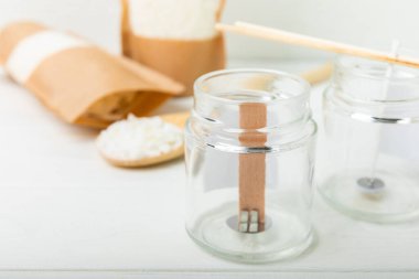 El yapımı mumlar. Soya mumu seti. Soya mumu, parfümü, esans yağı, fitil, kurutulmuş lavanta çiçekleri ve cam mum tutacağı. Kopyalanacak yer.