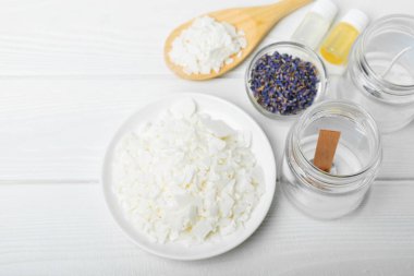 El yapımı mumlar. Soya mumu seti. Soya mumu, parfümü, esans yağı, fitil, kurutulmuş lavanta çiçekleri ve cam mum tutacağı. Kopyalanacak yer.