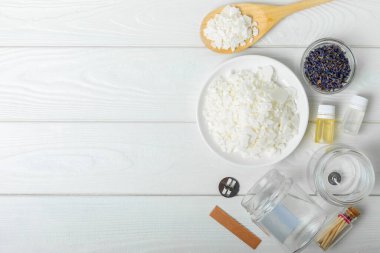 El yapımı mumlar. Soya mumu seti. Soya mumu, parfümü, esans yağı, fitil, kurutulmuş lavanta çiçekleri ve cam mum tutacağı. Kopyalanacak yer.