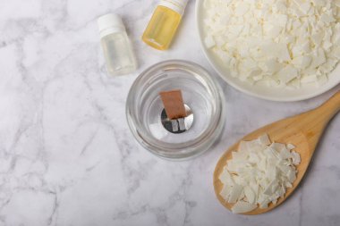 El yapımı mumlar. Soya mumu seti. Soya mumu, parfümü, esans yağı, fitil, kurutulmuş lavanta çiçekleri ve cam mum tutacağı. Kopyalanacak yer.