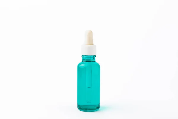 玻璃瓶里的精油和一个吸盘 一瓶香油 被白色背景隔离 具有复制空间的精油模型 — 图库照片