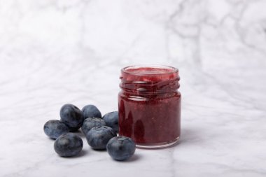 Arka planda bir kavanoz yabanmersini balı. Soğuk algınlığı ilacı. Sağlık ve güzellik için faydalı güçlendirilmiş reçel. Vejetaryen diyet organik ürün. Boşluğu kopyala. Metin için yer