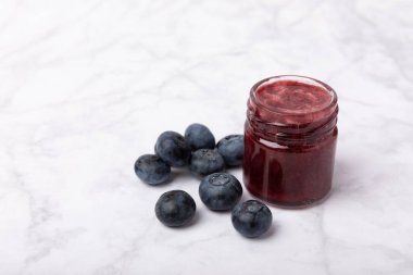 Arka planda bir kavanoz yabanmersini balı. Soğuk algınlığı ilacı. Sağlık ve güzellik için faydalı güçlendirilmiş reçel. Vejetaryen diyet organik ürün. Boşluğu kopyala. Metin için yer