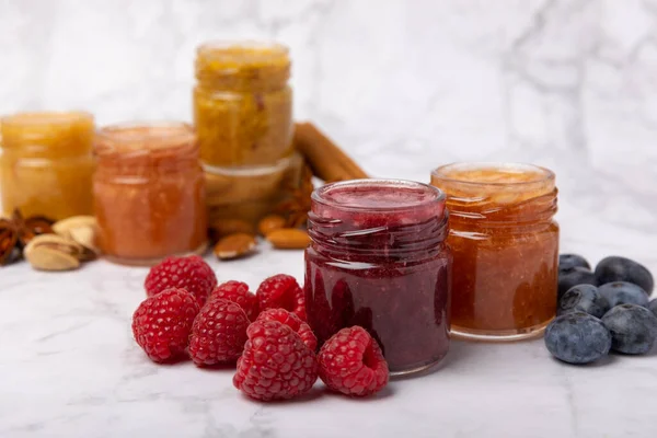 Barattolo Miele Miele Frutta Con Lamponi Mirtilli Mandorle Pistacchi Marmellate — Foto Stock