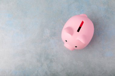 Mavi dokuya sahip bir kumbara. Tasarruf ve yatırım konsepti. Tasarruf, bütçe. Aile bütçesi. Mesaj için yer. Boşluğu kopyala