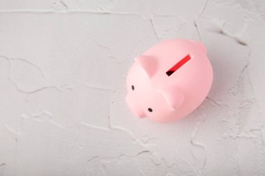 Çimento desenli domuz kumbarası. Tasarruf ve yatırım konsepti. Tasarruf, bütçe. Aile bütçesi. Mesaj için yer. Boşluğu kopyala